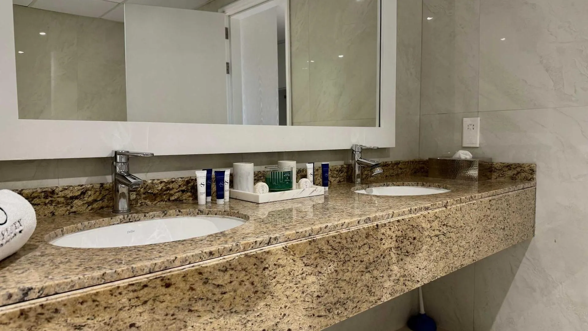 1Br Sea & Atlantis View Apartment At 5-Star Resort Dubai United Arab Emirates