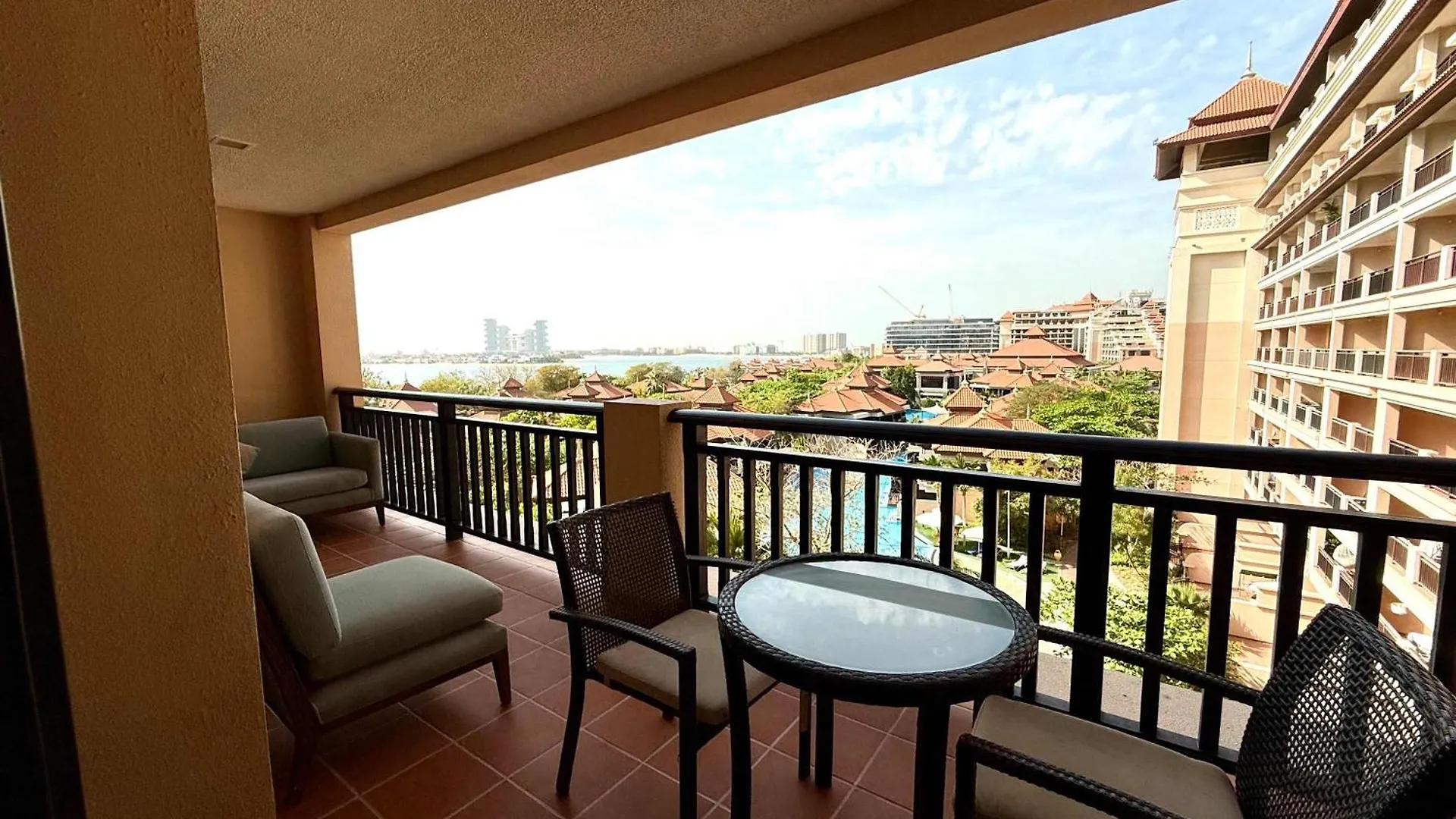 1Br Sea & Atlantis View Apartment At 5-Star Resort location